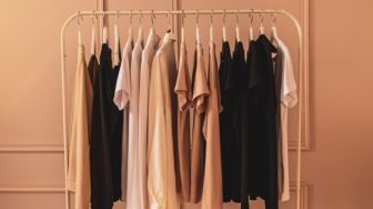 3 Cara Menata Ulang Pakaian dengan Capsule Wardrobe