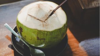 4 Efek Samping Minum Air Kelapa Muda, Bisa Sebabkan Alergi