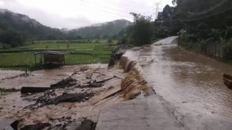 Lahat - Pagar Alam Kembali Diterjang Banjir Bandang, Akses Jalan Lintas Terputus