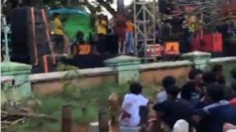 Viral Acara Dangdutan Digelar di Dekat Makam, Penonton Nobar di Atas Kuburan