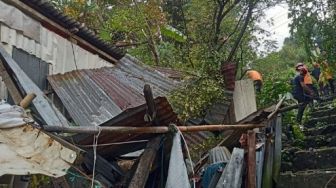 Rumah Warga Parepare Rusak Tertimpa Pohon, Gubernur Sulsel Andi Sudirman Kirim Bantuan