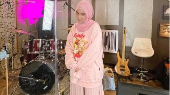 6 Inspirasi Outfit Colorful ala Fatin Shidqia, Cewek Kue Merapat!