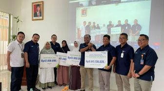 Pos Indonesia dan BPJS Ketenagakerjaan Serahkan Santunan Senilai Rp 126 Juta untuk 3 Ahli Waris