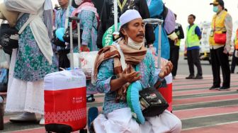 Mendarat di Bandara Juanda, Jemaah Haji Kloter Pertama Sujud Syukur