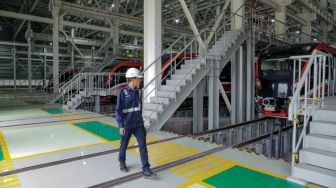 Jajaran rangkaian kereta LRT Jabodebek terpakir di area stabling di depo LRT Jabodebek, Jati Mulya, Bekasi, Jawa Barat, Kamis (6/7/2023). [Suara.com/Alfian Winanto]