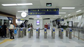 Suasana di Stasiun LRT (Jabodebek) Dukuh Atas saat uji coba terbatas di Jakarta, Kamis (6/7/2023). [Suara.com/Alfian Winanto]