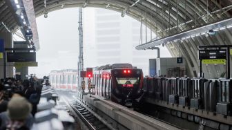 Suasana di Stasiun LRT (Jabodebek) Dukuh Atas saat uji coba terbatas di Jakarta, Kamis (6/7/2023). [Suara.com/Alfian Winanto]