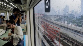 Suasana di dalam rangakaian Light Rail Transit atau LRT Jabodebek saat melaju dari Stasiun Dukuh Atas menuju Stasiun Jatimulya, Bekasi Timur, Jawa Barat, Kamis (6/7/2023). [Suara.com/Alfian Winanto]