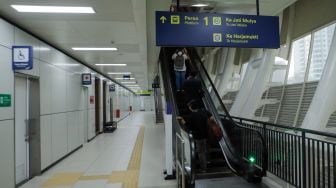 Suasana di Stasiun LRT (Jabodebek) Dukuh Atas saat uji coba terbatas di Jakarta, Kamis (6/7/2023). [Suara.com/Alfian Winanto]