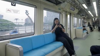 Suasana di dalam rangakaian Light Rail Transit atau LRT Jabodebek saat melaju dari Stasiun Dukuh Atas menuju Stasiun Jatimulya, Bekasi Timur, Jawa Barat, Kamis (6/7/2023). [Suara.com/Alfian Winanto]