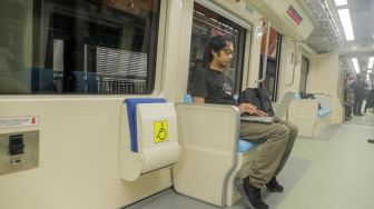 Suasana di dalam rangakaian Light Rail Transit atau LRT Jabodebek saat melaju dari Stasiun Dukuh Atas menuju Stasiun Jatimulya, Bekasi Timur, Jawa Barat, Kamis (6/7/2023). [Suara.com/Alfian Winanto]