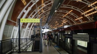 Suasana di Stasiun LRT (Jabodebek) Dukuh Atas saat uji coba terbatas di Jakarta, Kamis (6/7/2023). [Suara.com/Alfian Winanto]