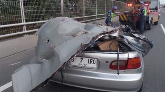 Brakkk! Honda Estilo Ringsek Parah Usai Tabrak Tiang Lampu Tol Tanjung Priok, Sopir Dan Bocah 10 Tahun Terluka