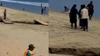 Pungli di Pantai Carita, Wisatawan Diminta Rp5 Ribu untuk Nyebrang Jembatan