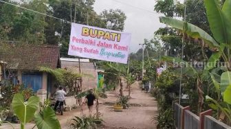 Kesabaran Habis, Warga Sambut Bupati Blitar dengan Tanam Pohon Pisang di Jalan Rusak