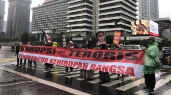 Ungkit Dinasti Jokowi hingga Korupsi BTS Johnny Plate, Emak-emak Demo di Sarinah: Negeri Ini Tak Sedang Baik-baik Saja!