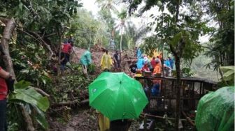 Tubuh Remaja Kelas 3 SMP yang Tertimbun Longsor Ditemukan Berkat Kerumunan Lalat