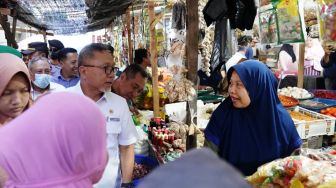 Tinjau Pasar Seketeng Sumbawa, Mendag Zulhas: Harga Bapok Stabil