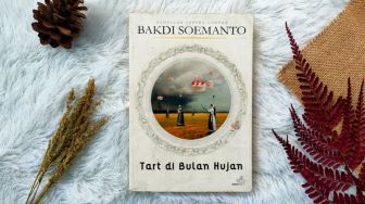 Kisah Karyawan yang Bekerja Tanpa Kepala dalam Buku 'Tart di Bulan Hujan'