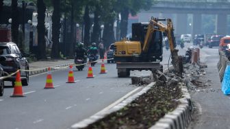 Pembatas Jalan di Jalan Rasuna Said Dibongkar