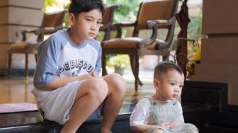 Beda Harga Sandal Santai Rafathar dan Rayyanza Bak Bumi dan Langit, yang Satu Merakyat Banget