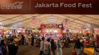 Suasana salah satu wahana permainan anak di arena Jakarta Fair Kemayoran 2023 di Jiexpo Kemayoran, Jakarta, Jumat (7/7/2023). [Suara.com/Alfian Winanto]