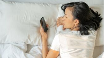 4 Bahaya Sleep Call bagi Kesehatan, Segera Hindari!