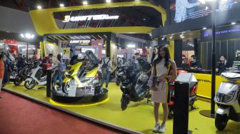 Pengunjung memadati arena Jakarta Fair Kemayoran 2023 di Jiexpo Kemayoran, Jakarta, Jumat (7/7/2023). [Suara.com/Alfian Winanto]
