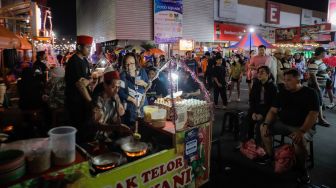 Pengunjung memadati arena Jakarta Fair Kemayoran 2023 di Jiexpo Kemayoran, Jakarta, Jumat (7/7/2023). [Suara.com/Alfian Winanto]