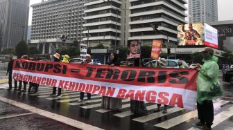 Puluhan Ibu-ibu Aksi Kritik Jokowi di Simpang Sarinah, Poster Muka Kaesang hingga Bobby Dicoret