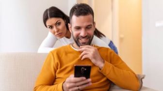 Cegah Online Infidelity, Selingkuh Online yang Kerap Terjadi dalam Hubungan