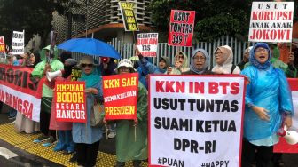 Puluhan emak-emak yang mengatasnamakan Aliansi Rakyat Menggugat menggelar aksi kritik Presiden Jokowi di persimpangan Sarinah, Jalan MH Thamrin Jakarta Pusat, Jumat (7/7/2023). [Suara.com/Dea]