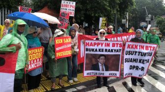 Puluhan emak-emak yang mengatasnamakan Aliansi Rakyat Menggugat menggelar aksi kritik Presiden Jokowi di persimpangan Sarinah, Jalan MH Thamrin Jakarta Pusat, Jumat (7/7/2023). [Suara.com/Dea]