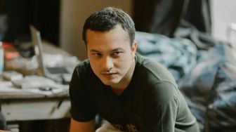 Nicholas Saputra Sebat Sambil Lesehan, Gaya Santainya Disorot: Kayak Bapak-Bapak PNS