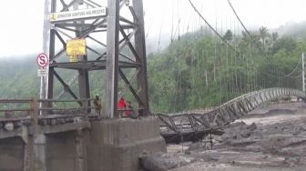 Saat Warga Berlarian Dikejar Banjir Lahar Dingin di Lumajang