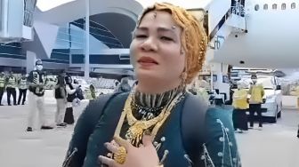 Heboh! Emak-emak Glamor Asal Makassar Pulang Haji Malah Pamer Emas