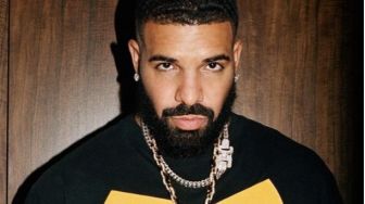 Tambah Korban, Drake Jadi Musisi Lain yang Dilempar Ponsel Kala Manggung oleh Penggemar