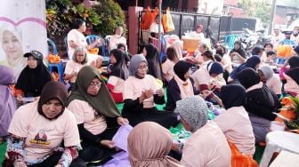 Punya Nilai Jual, Ibu-ibu Dilatih Cara Membuat Hiasan Bunga dari Limbah Plastik