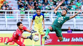 Kontroversi Wasit di Laga Persebaya vs Barito Putera, Pemain Tarik Baju tapi Tak Penalti