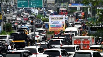 Puncak Macet! Polisi Terapkan One Way Berulang Kali