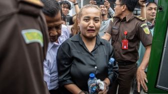 Mata Sembab Dengan Tangan Diborgol, Lina Mukherjee Digiring Jaksa ke Lapas Wanita