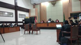 Kubu Haris-Fatia Protes Suara Saksi Ahli Kekecilan di Sidang, Pengunjung Teriak: Kasih Mik Lima!