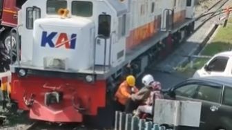 Viral Pengendara Motor Halangi Laju Lokomotif, Warganet Justru Gemas dengan Sosok Ini