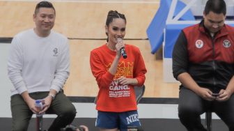 Brand Ambassador FIBA World Cup 2023 Cinta Laura saat diumumkan sebagai Brand Ambassador baru untuk Piala Dunia Basket FIBA 2023 di Indonesia Arena, Senayan, Jakarta, Selasa (11/7/2023). [Suara.com/Alfian Winanto]