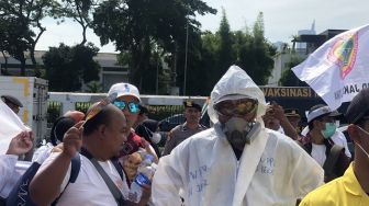 Mendadak Pingsan saat Ikut Demo Tolak RUU Kesehatan di DPR, Pria Berpakaian Hazmat Dibawa ke Ambulans