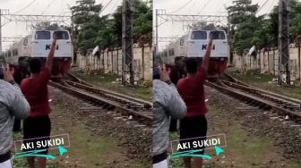 Mengerikan! Pria Mendadak Tiduran di Atas Rel saat Kereta Melintas, Anak-anak Histeris!