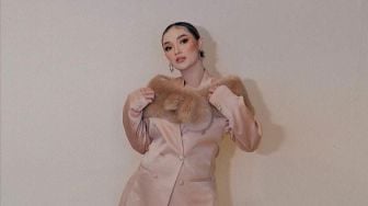 Zaskia Gotik Asyik Mirror Selfie saat Anaknya Nangis, Netizen: Ada Susnya