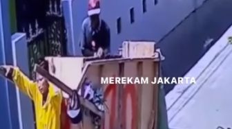 Nekat Betul Beraksi Siang Bolong, 2 Pemulung Gondol Pagar Rumah Warga Pakai Gerobak