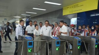 Puluhan Ribu Orang Antri Buat Jajal LRT Jabodebek