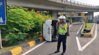 Diduga Mengantuk, Pengemudi Wanita Kecelakaan di Pintu Keluar Tol Tomang